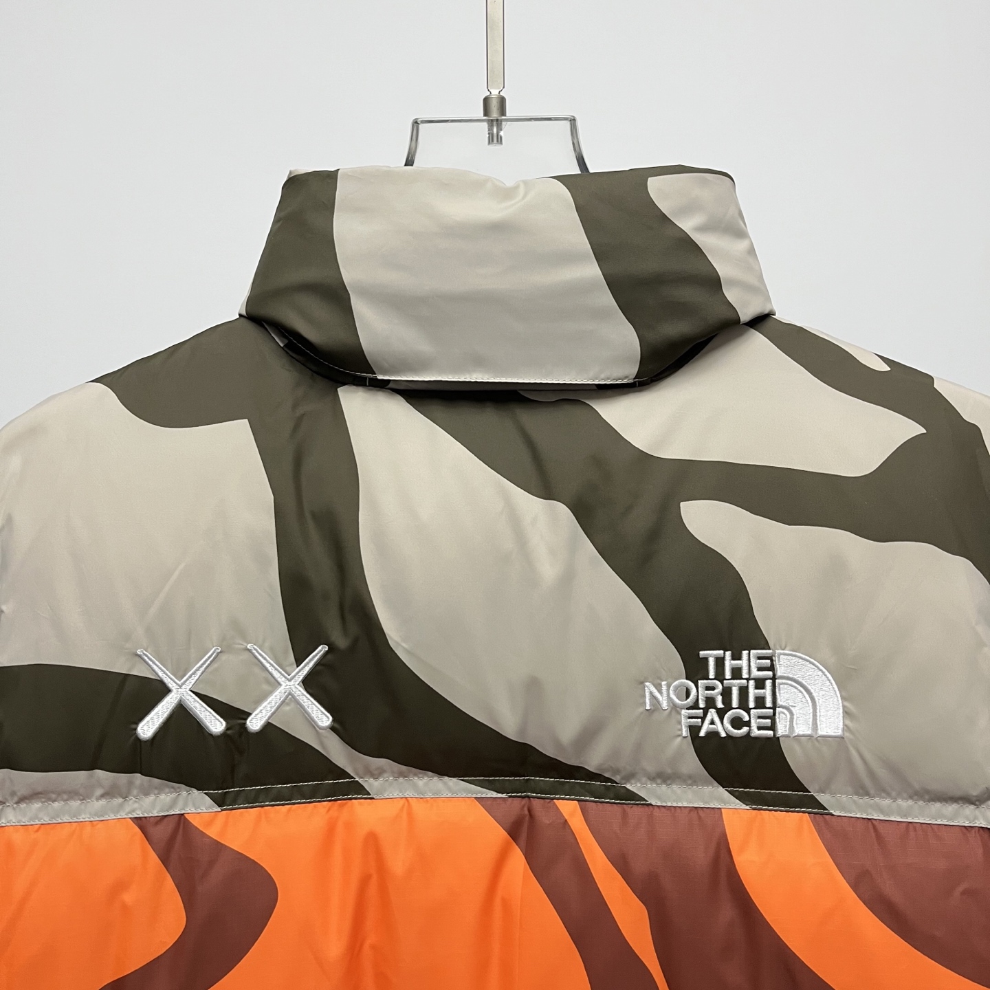 ザ・ノースフェイス XX KAWS 夢のコラボレーション ファッションフーディダウンジャケット 男女兼用