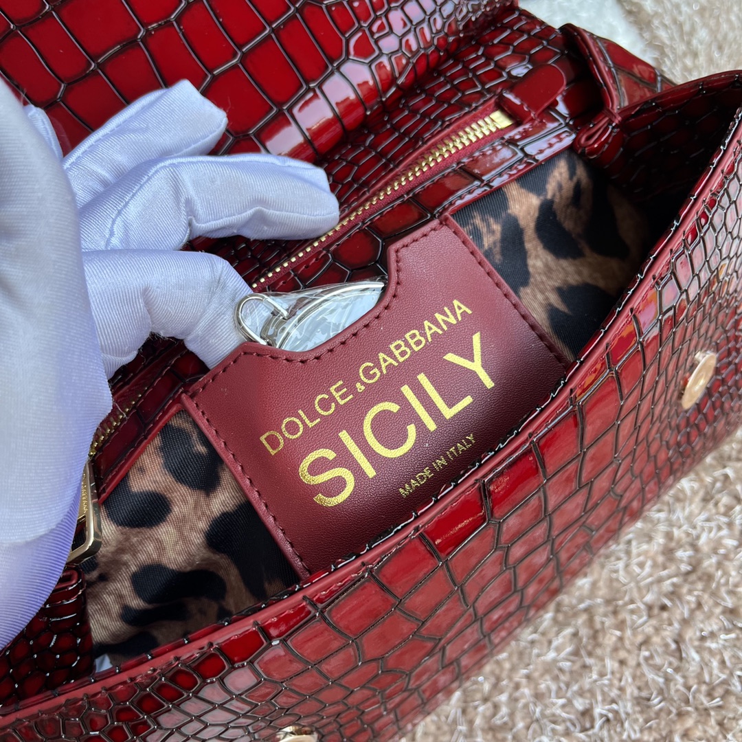 ドルチェ・アンド・ガッバーナ「D&G」エンボスレザー ショルダーバッグ