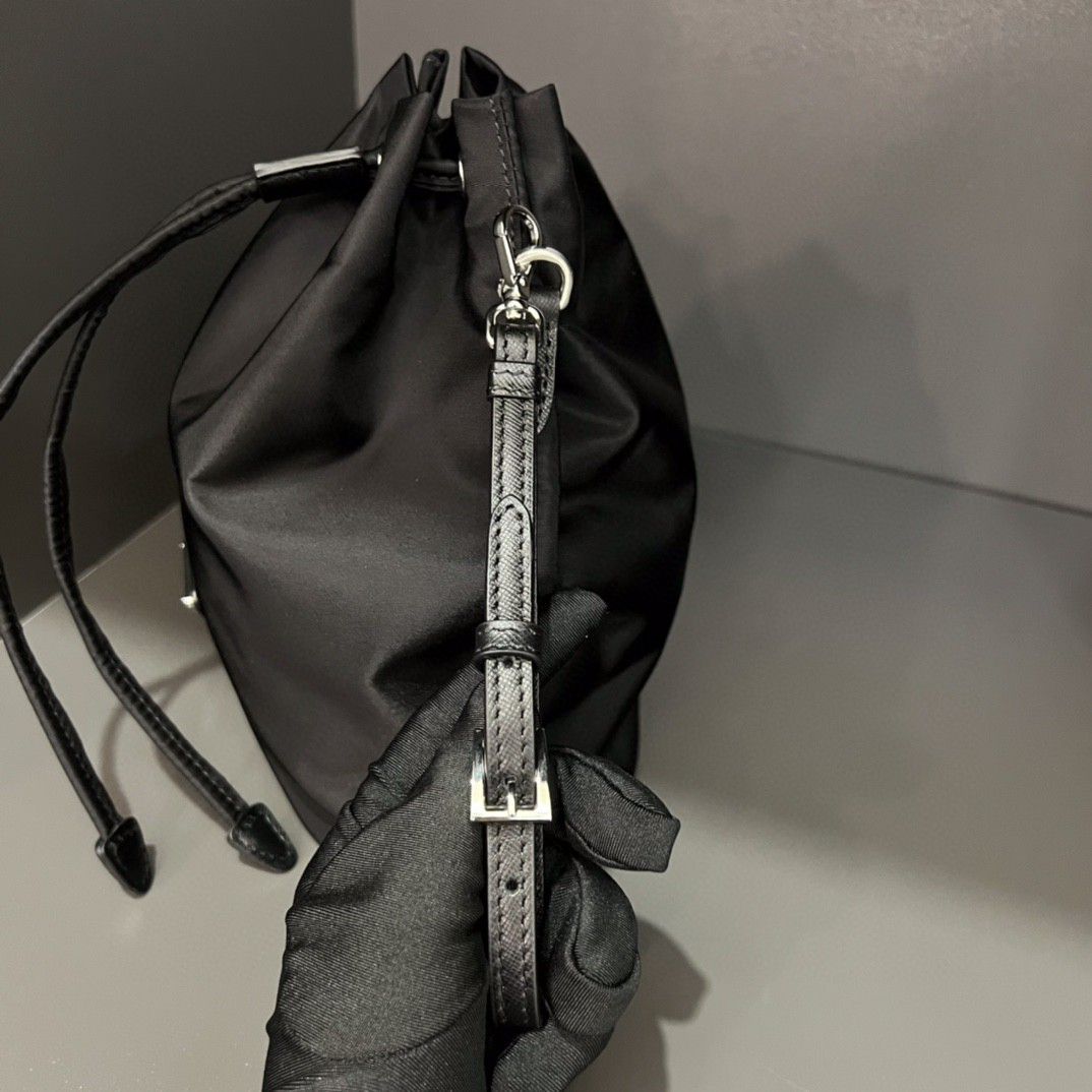 プラダ「Prada」ピコティン バケットバッグ モデ