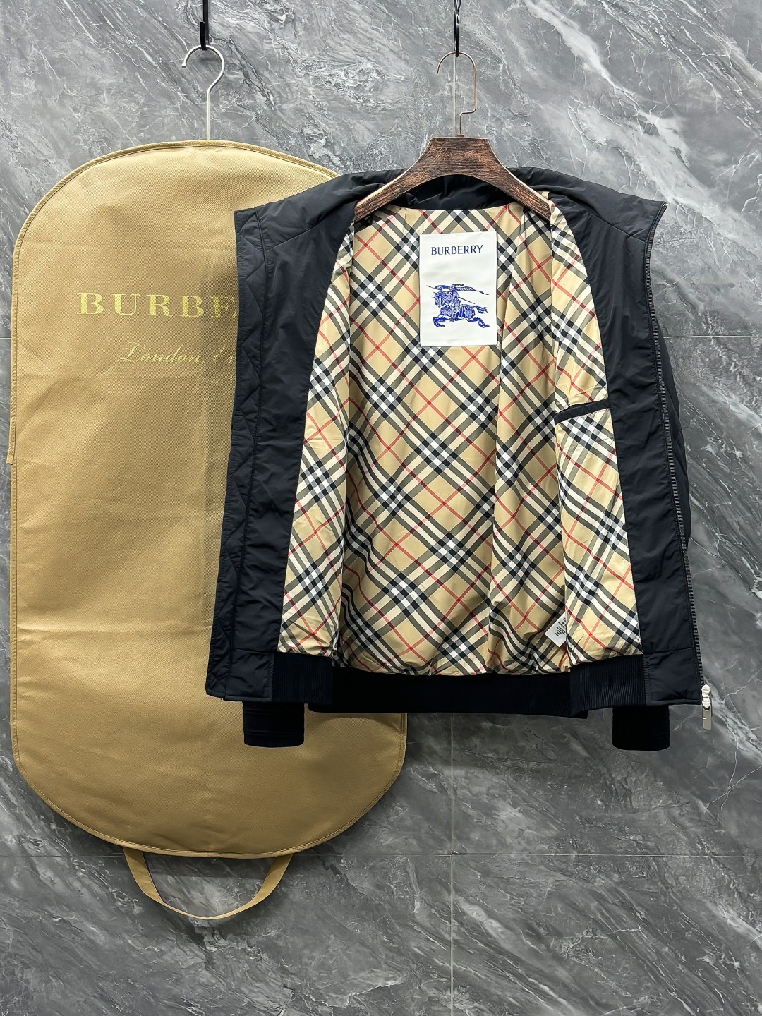 バーバリー「Burberry」秋冬メンズスタンドカラー薄手ダウンジャケット