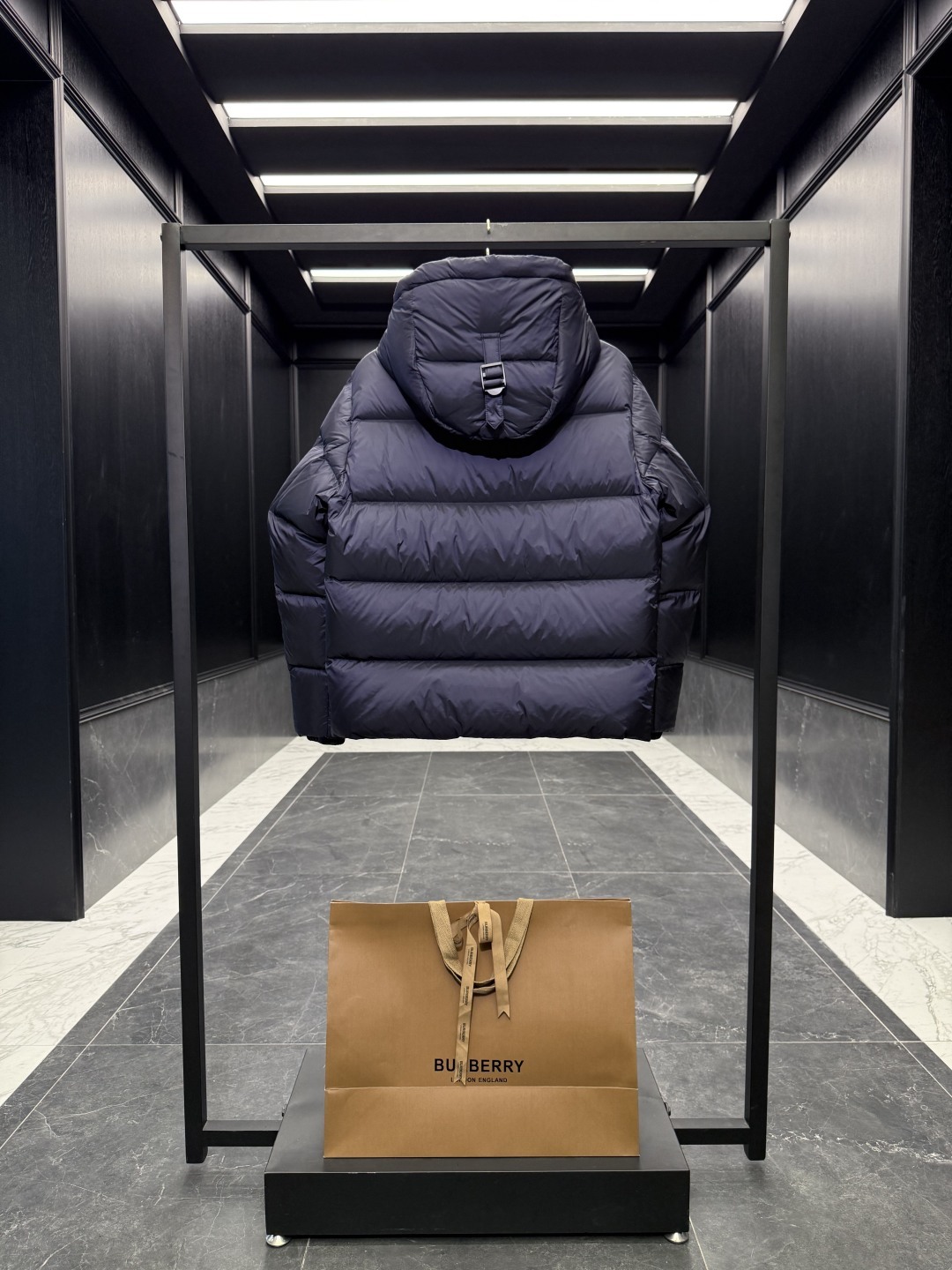 バーバリー「Burberry」クラシックウールチェックカラーナイロンダウンジャケット