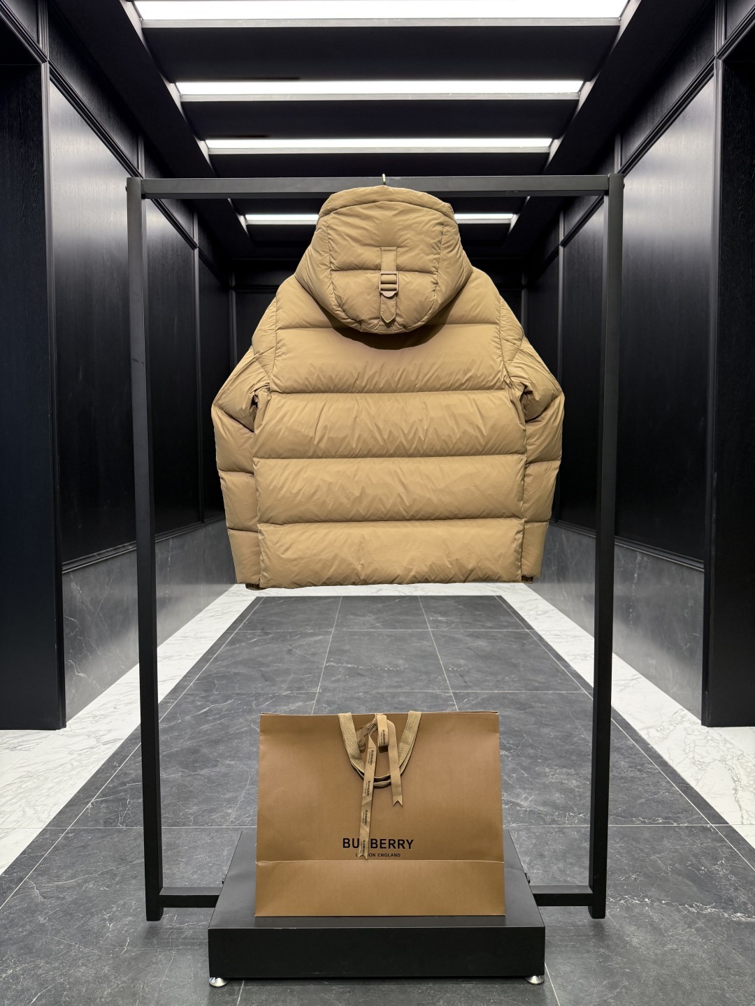 バーバリー「Burberry」クラシックウールチェックカラーナイロンダウンジャケット