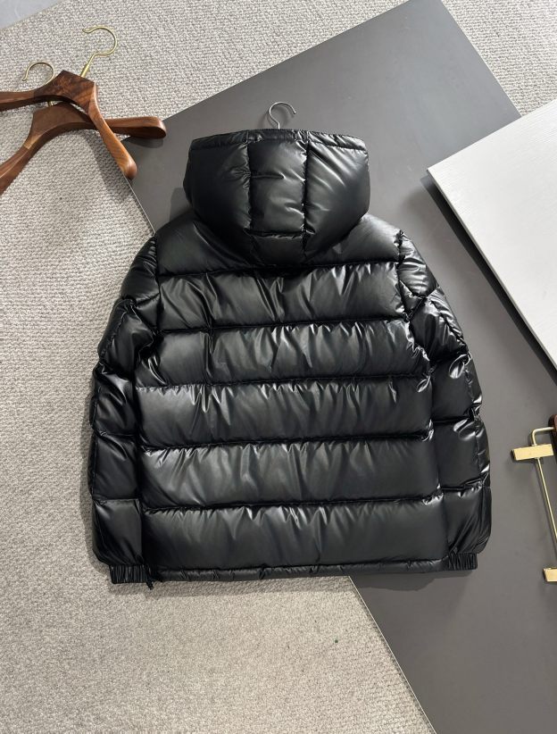 プラダ「Prada」人気爆発のファッション＆防寒ショートダウンジャケット