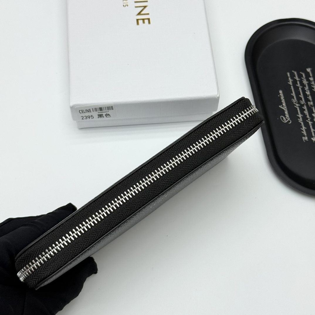 セリーヌ「Celine」TRIOMPHE CUIR ラージジップウォレット