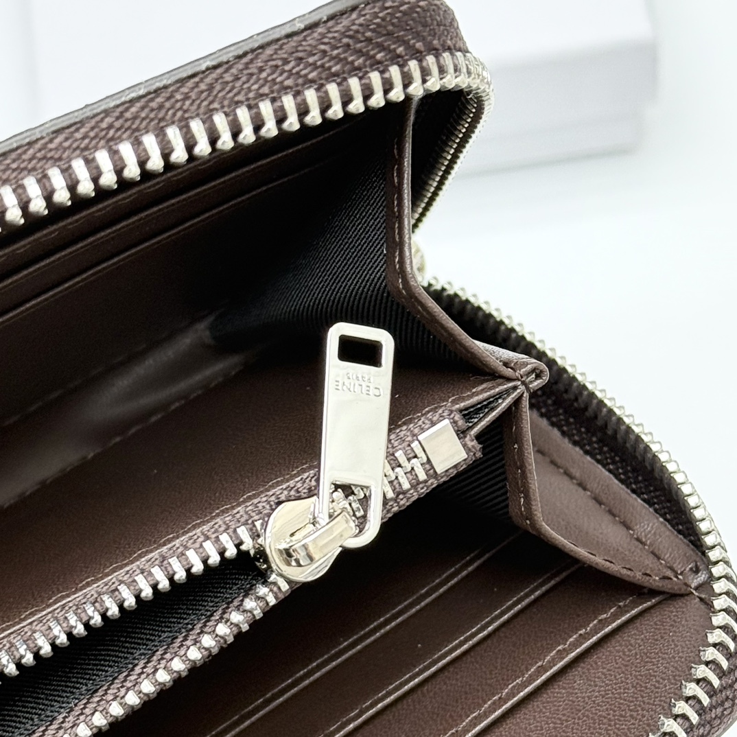 セリーヌ「Celine」TRIOMPHE CUIR ラージジップウォレット