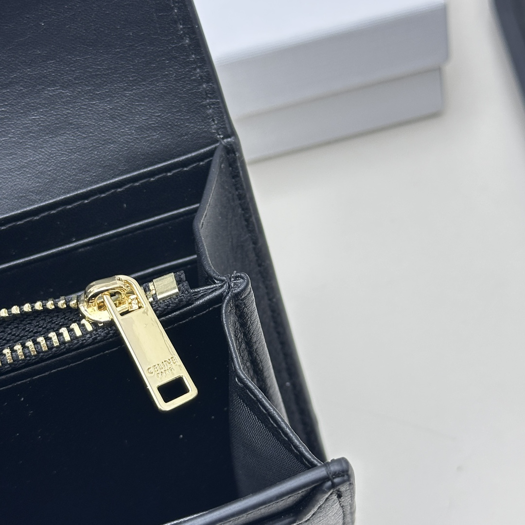 セリーヌ「Celine」TRIOMPHE CUIR ラージジップウォレット