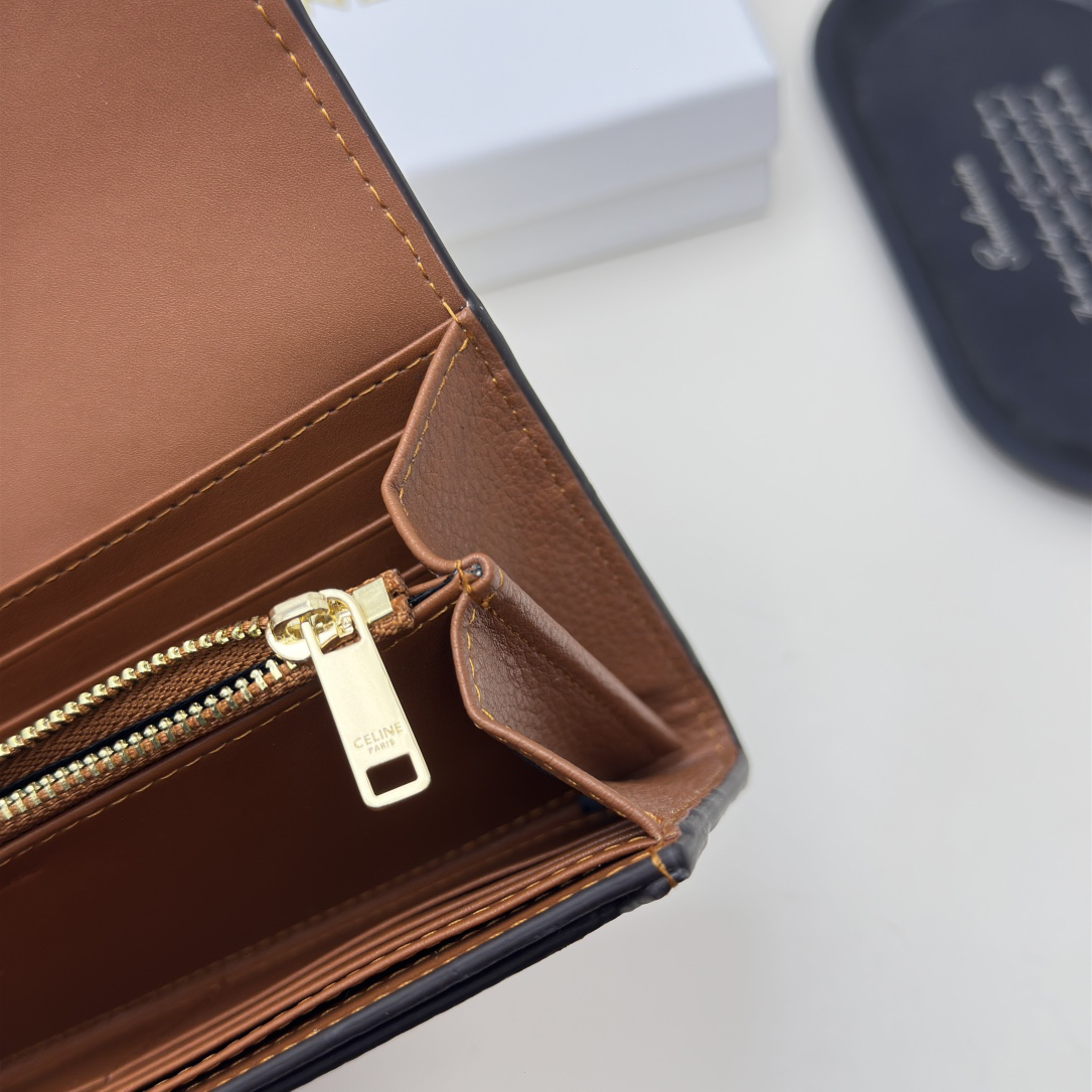 セリーヌ「Celine」TRIOMPHE CUIR ラージジップウォレット