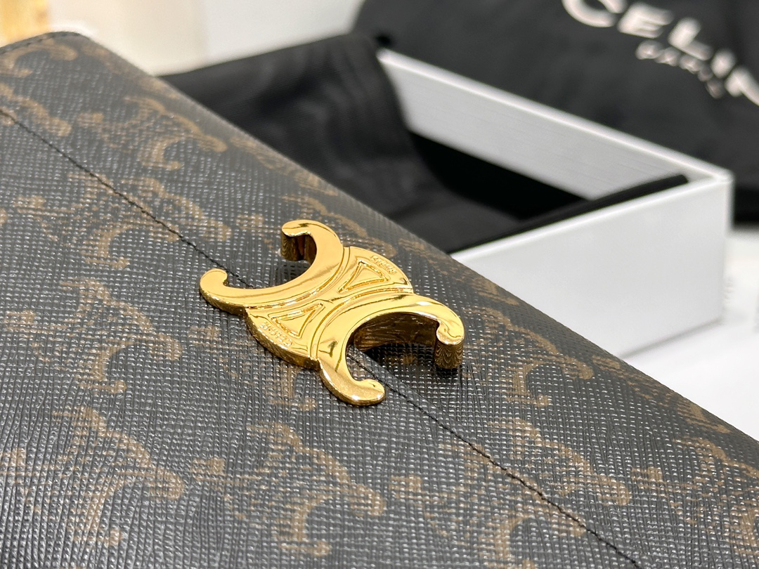 セリーヌ「Celine」TRIOMPHE CUIR ラージジップウォレット