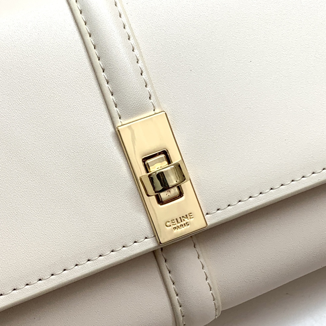 セリーヌ「Celine」TRIOMPHE CUIR ラージジップウォレット