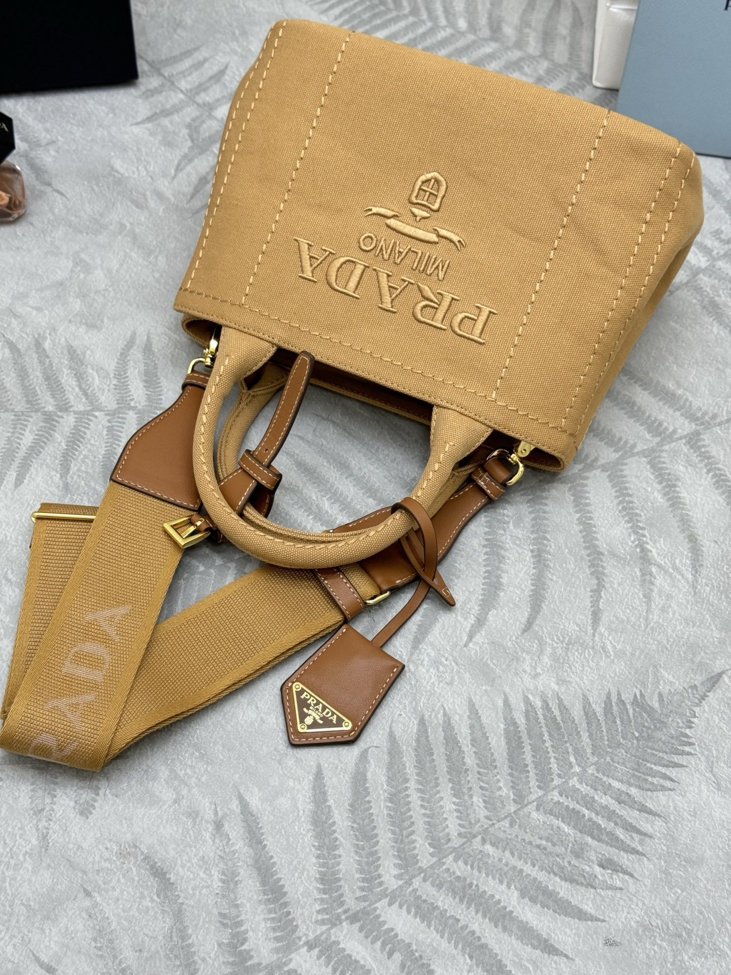 プラダ「Prada」ショルダーバッグ