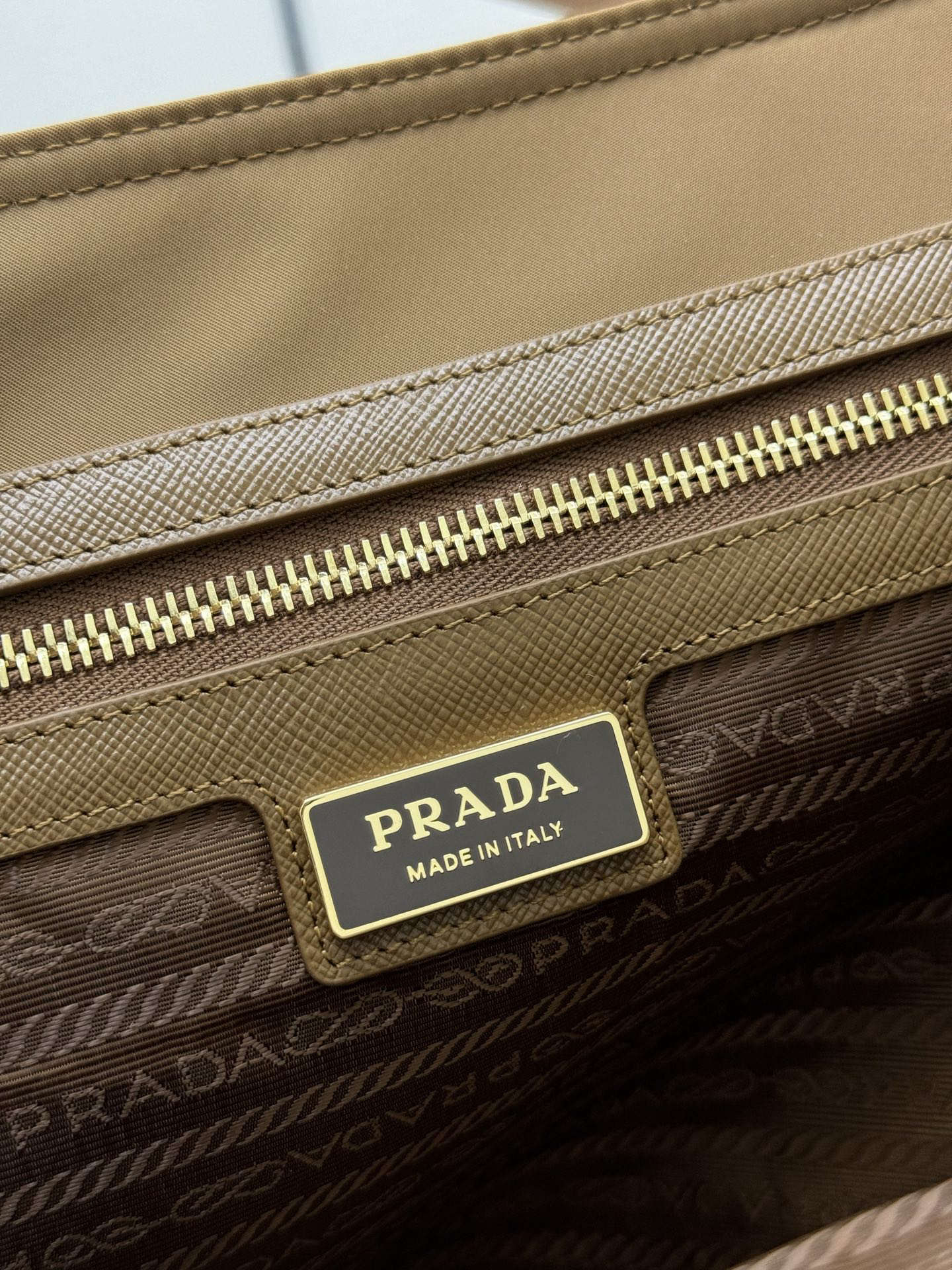 プラダ「Prada」リジェネレーテッドナイロントートバッグ