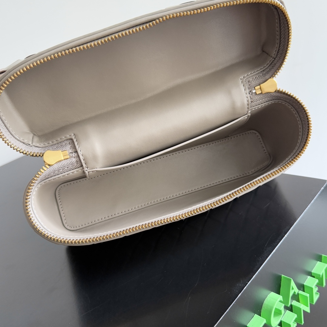 ボッテガ・ヴェネタ「Bottega Veneta」スエード イントレチャート ジップポーチ