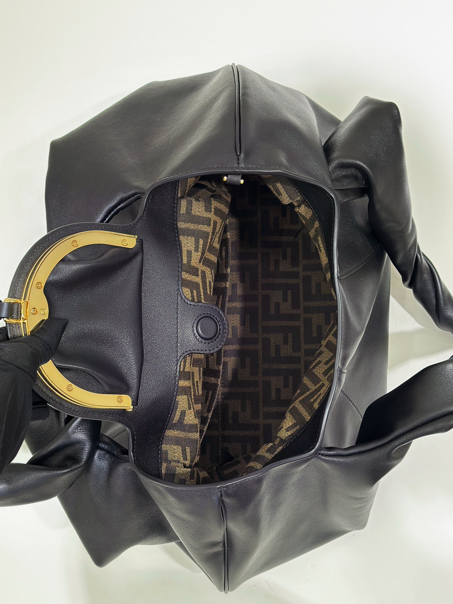 フェンディ「Fendi」ノットハンドル ショルダーバッグ