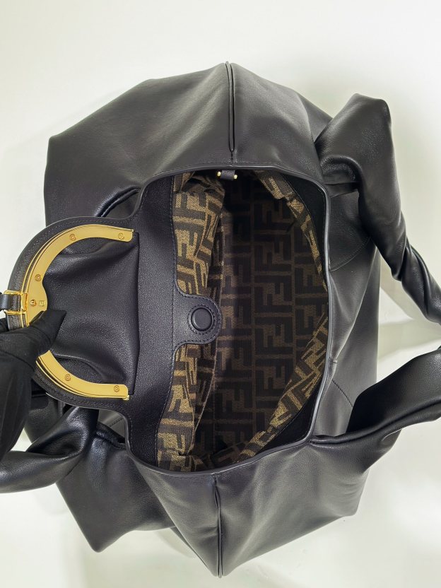 フェンディ「Fendi」ノットハンドル ショルダーバッグ