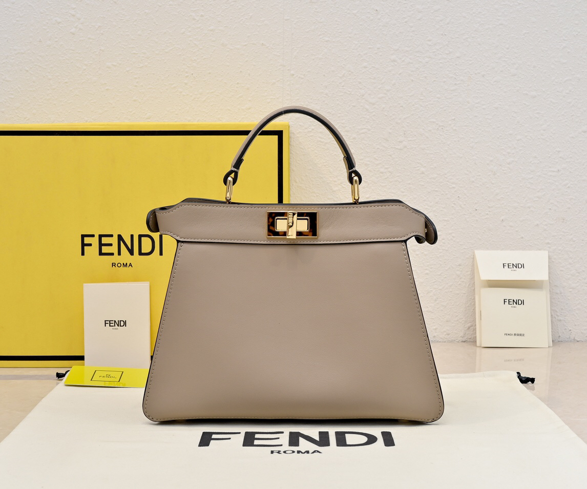 フェンディ「Fendi」Peekaboo ISeeU ミディアム ショルダーバッグ