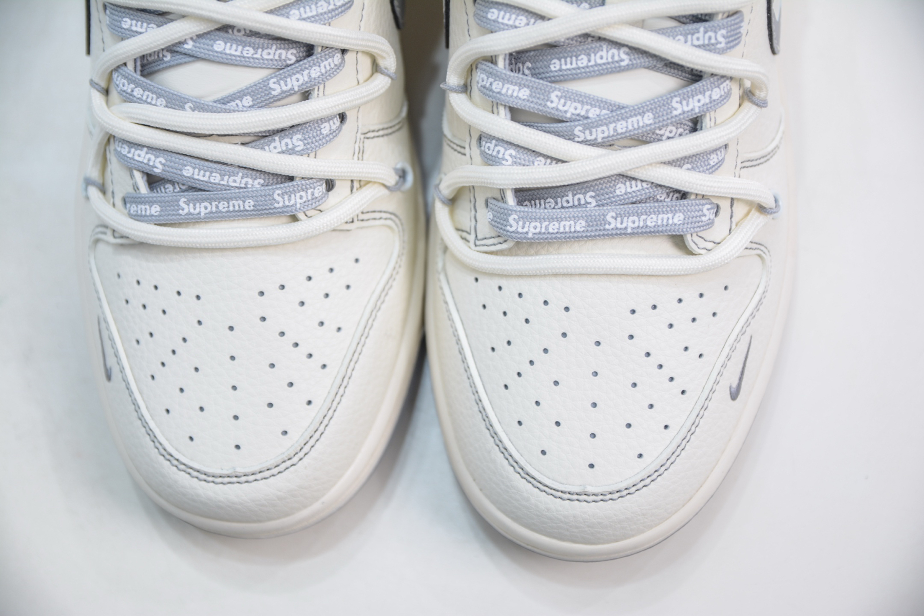 「コラボモデル」Supreme x Nike "ホワイト/グレー" スケートボードシューズ