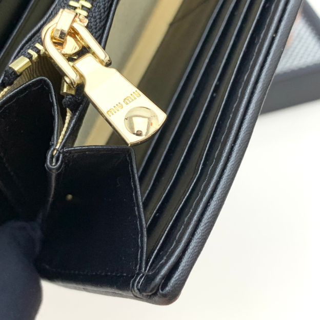 ミュウミュウ「Miu Miu」マテラッセレザー  折り長財布
