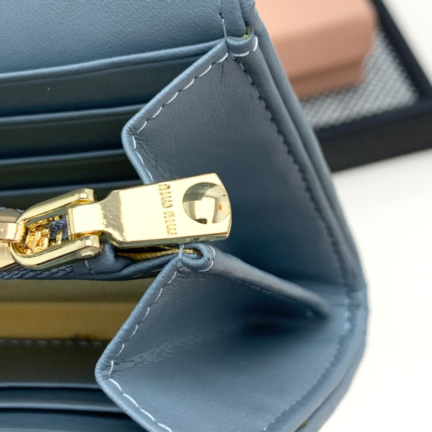 ミュウミュウ「Miu Miu」マテラッセレザー  折り長財布