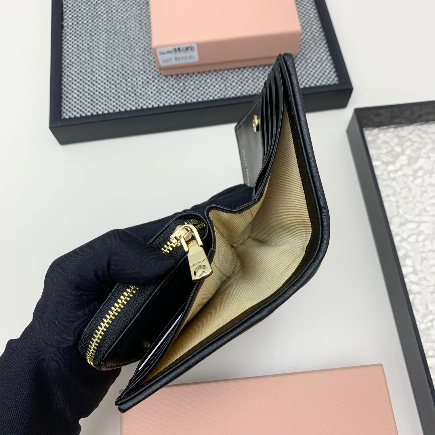 ミュウミュウ「Miu Miu」マテラッセレザー ジップアラウンド 折り財布