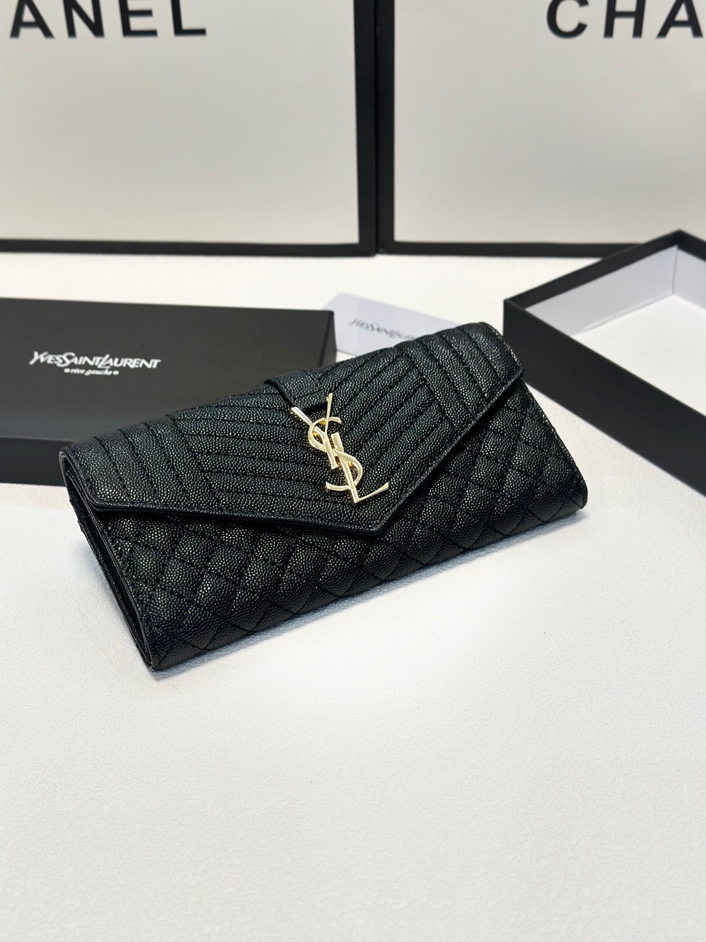 サンローラン「Saint Laurent」キャビアエンベロープフラップバッグ