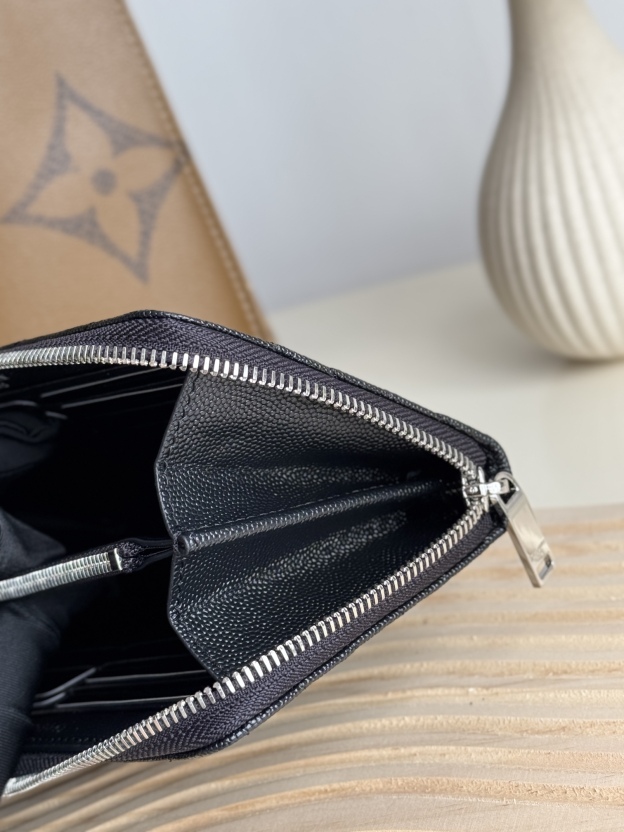 サンローラン「Saint Laurent」モノグラム・サンローラン フルジップウォレット（グレインパウダーテクスチャー キルティングレザー）