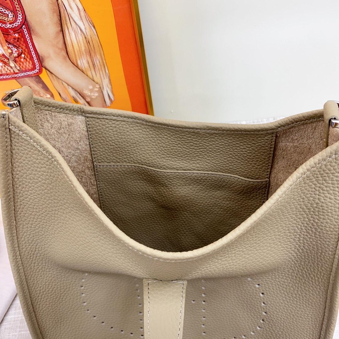 エルメス エヴリン 25/28/30 バッグ 3色「Evelyne Bag」