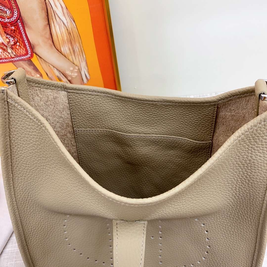 エルメス エヴリン 25/28/30 バッグ 3色「Evelyne Bag」