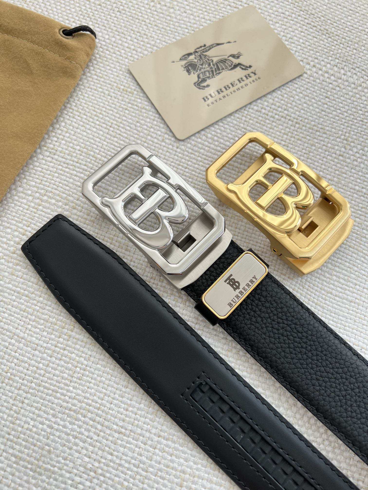 バーバリー「Burberry」オートロックベルト 2色