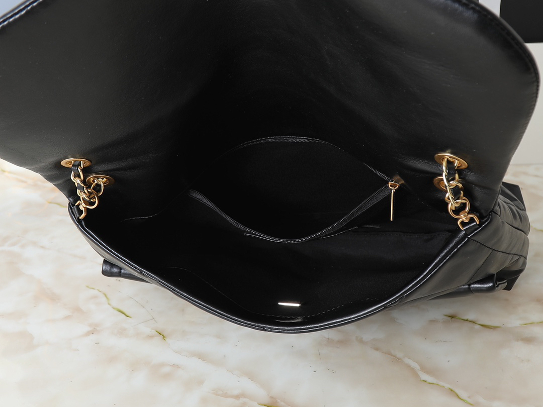 シャネル マキシ ハンドバッグ「Maxi Flap Bag」