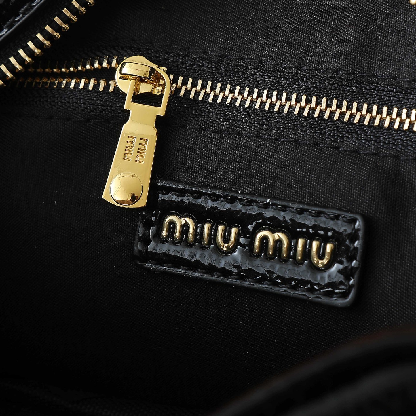 ミュウミュウ アルカディ レザー レギュラーバッグ「Arcadie Bag」