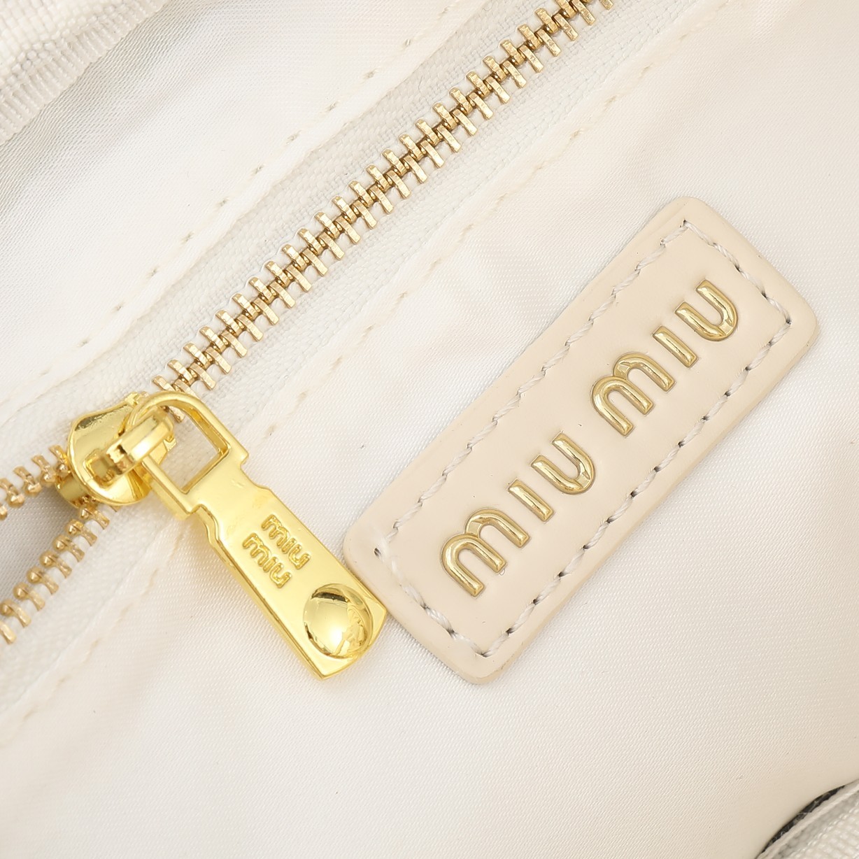 ミュウミュウ アルカディ マテラッセレザー レギュラー/ラージバッグ「Arcadie Bag」