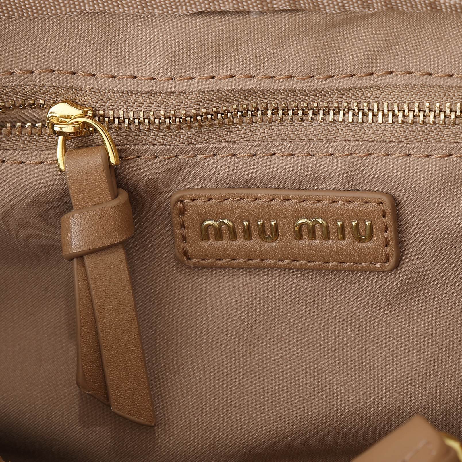 ミュウミュウ アルカディ レザー ラージバッグ「Arcadie Bag」
