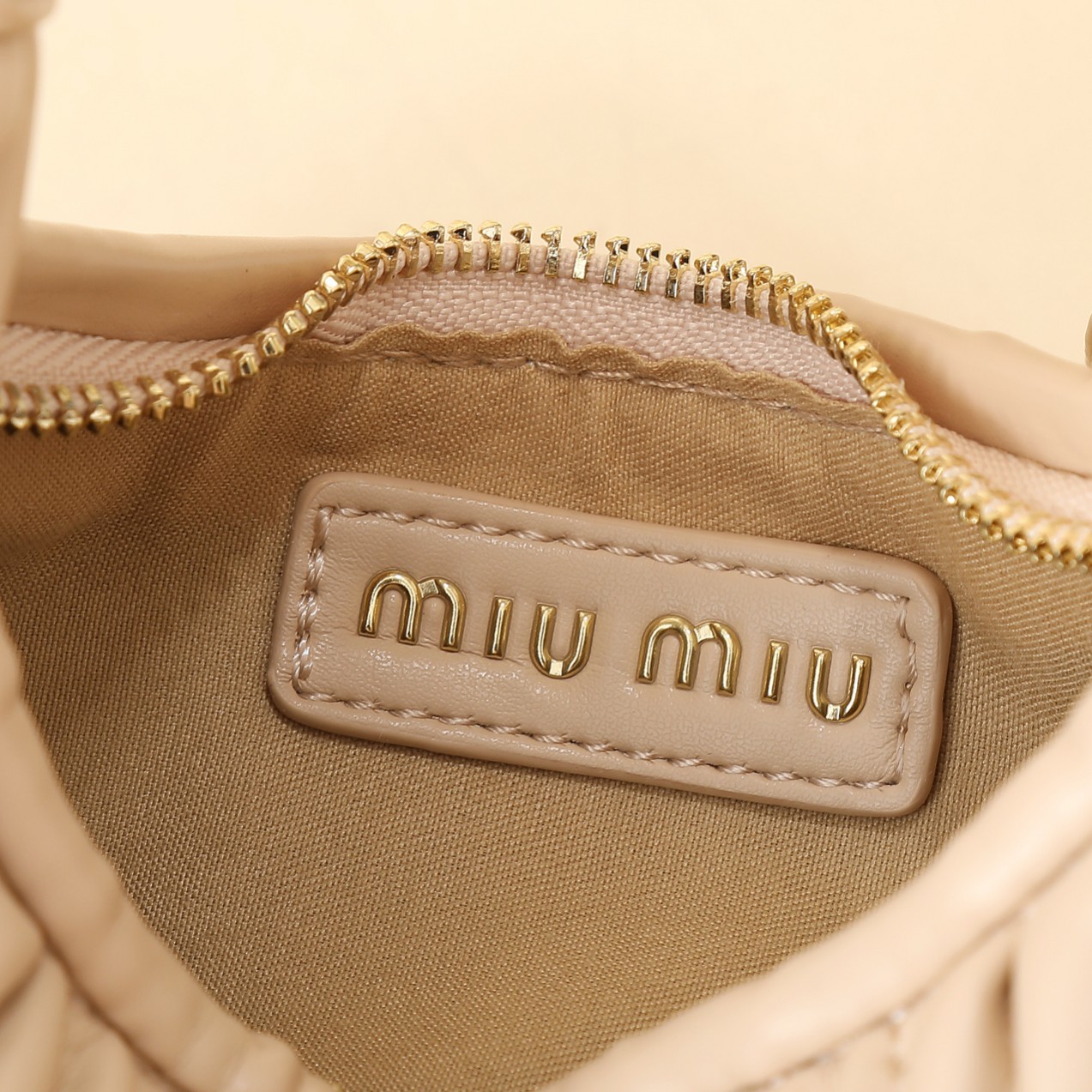 ミュウミュウ ワンダー マテラッセレザー スモール ホーボーバッグ「Wander Bag」