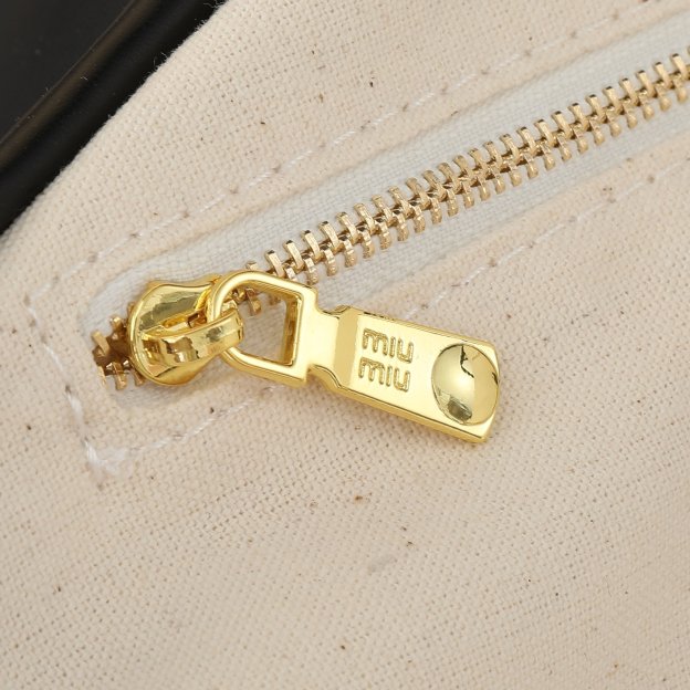 ミュウミュウ アイビー レザー レギュラーバッグ「Ivy Bag」