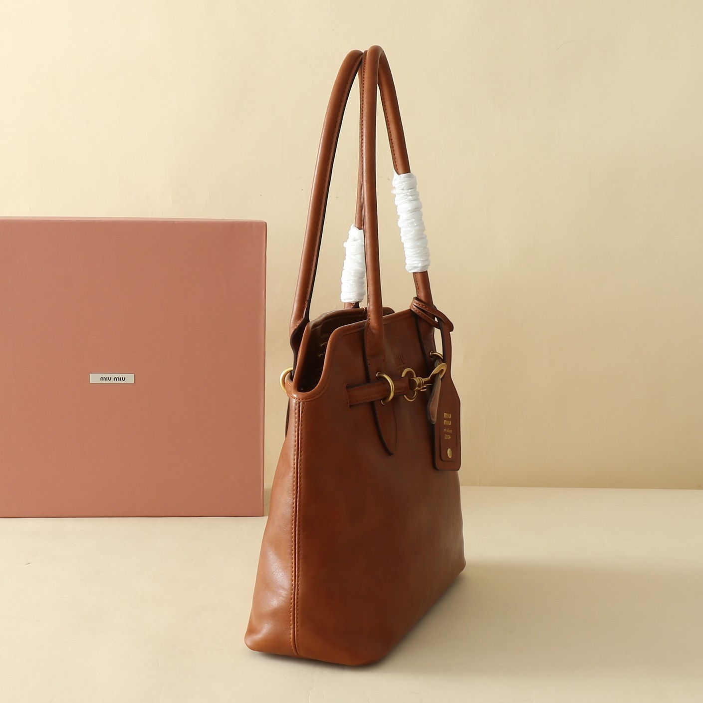 ミュウミュウ アバンチュール ナッパレザー トップハンドルバッグ「Aventure Bag」