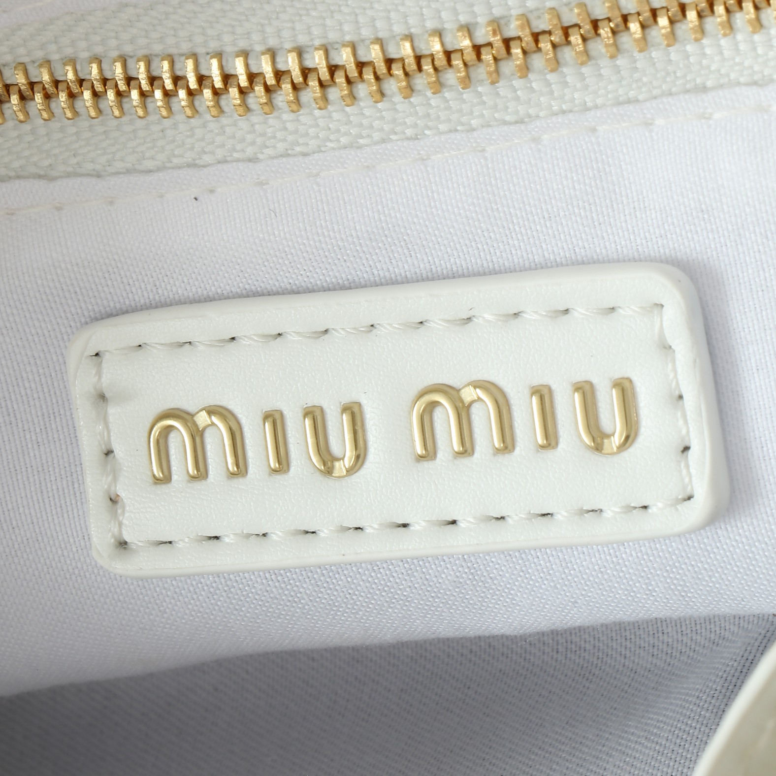 ミュウミュウ アバンチュール マテラッセレザー バッグ「Aventure Bag」