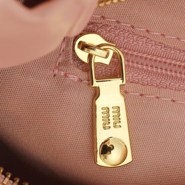 ミュウミュウ アバンチュール 三日月 レザーバッグ「Aventure Bag」