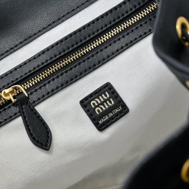 ミュウミュウ アルカディ レザー ラージバックパック「Arcadie Bag」