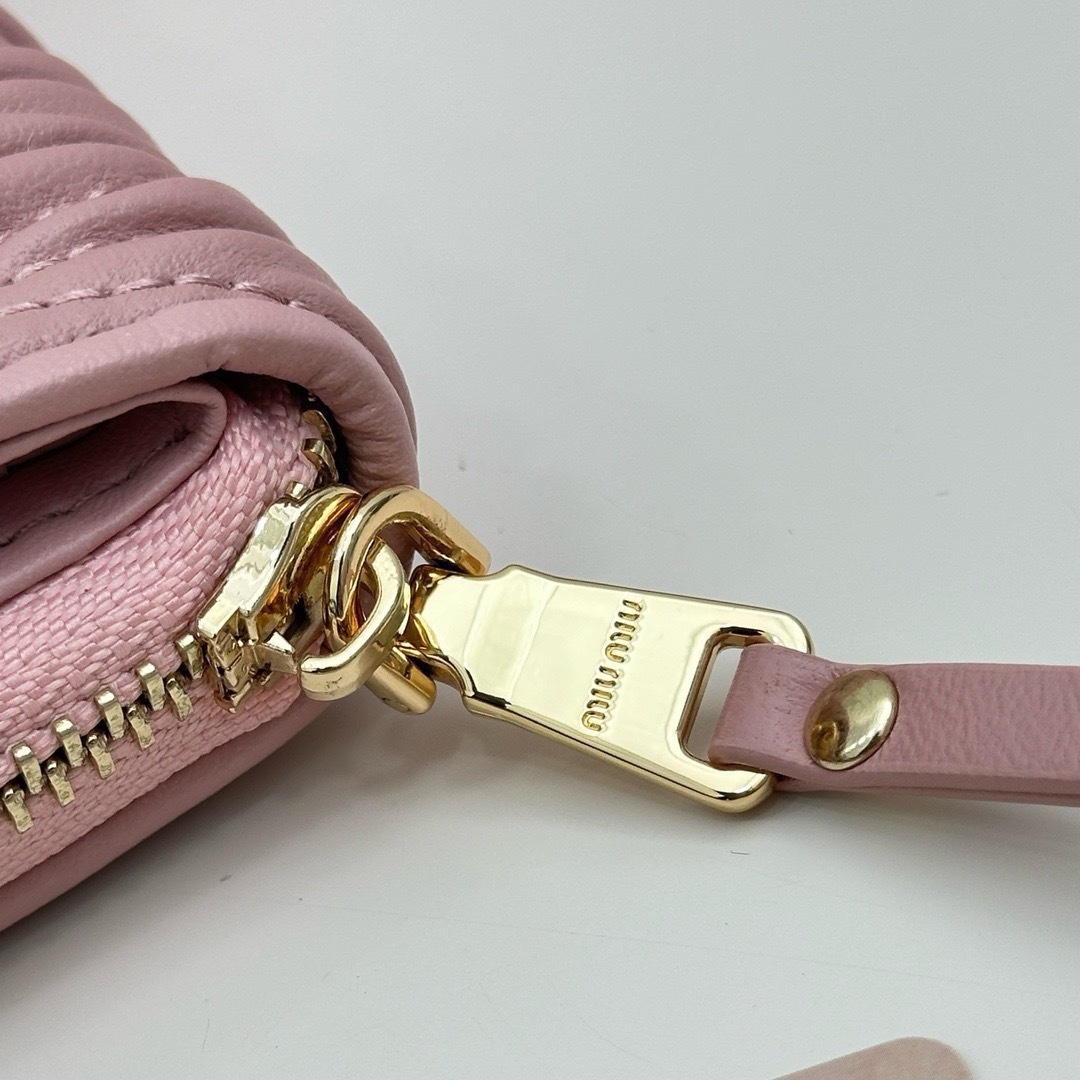 ミュウミュウ ラージ マトラッセ ナッパレザー ウォレット「Matelassé Wallet」