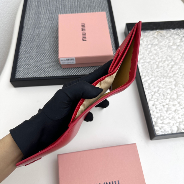 ミュウミュウ アルカディ コンパクト フラップ ウォレット「Arcadie Wallet」