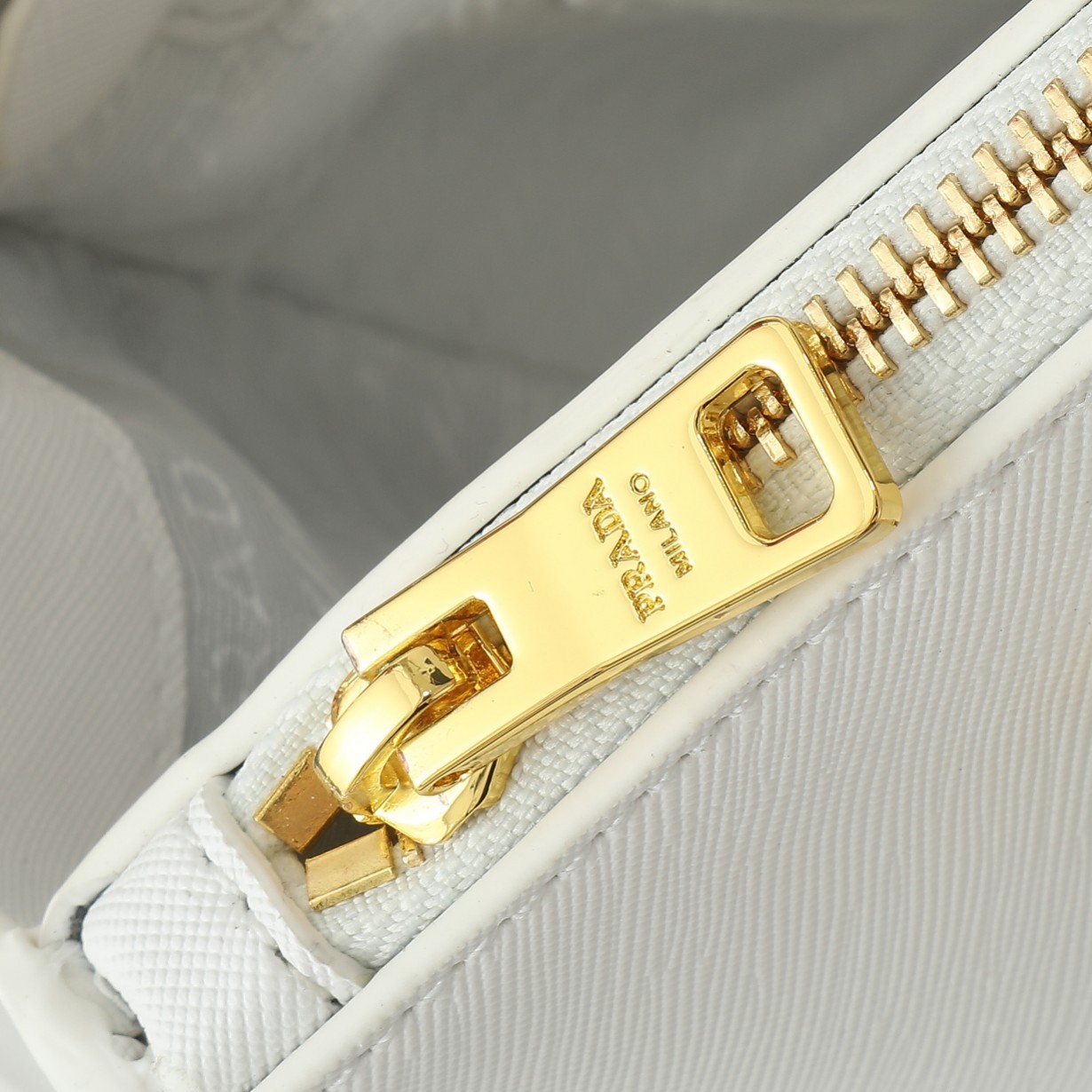 プラダ ガレリア ミディアム ソフトグレインレザー バッグ 「Galleria Bag」