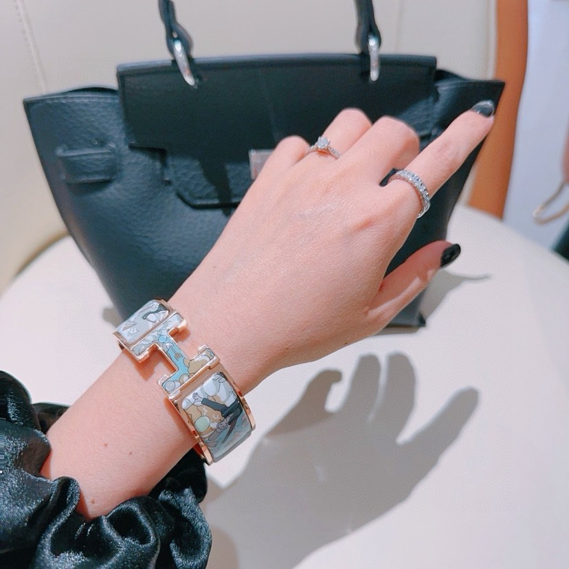 エルメス ブランドの象徴的なブレスレット