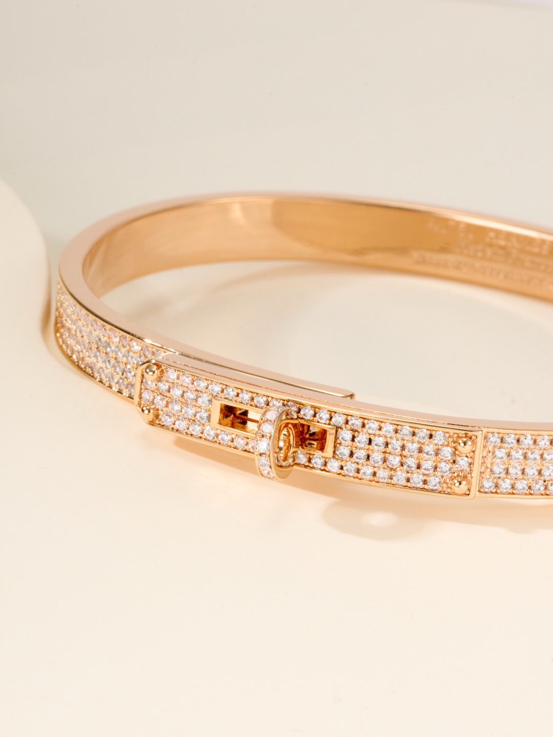 エルメス ブランドの象徴的なブレスレット