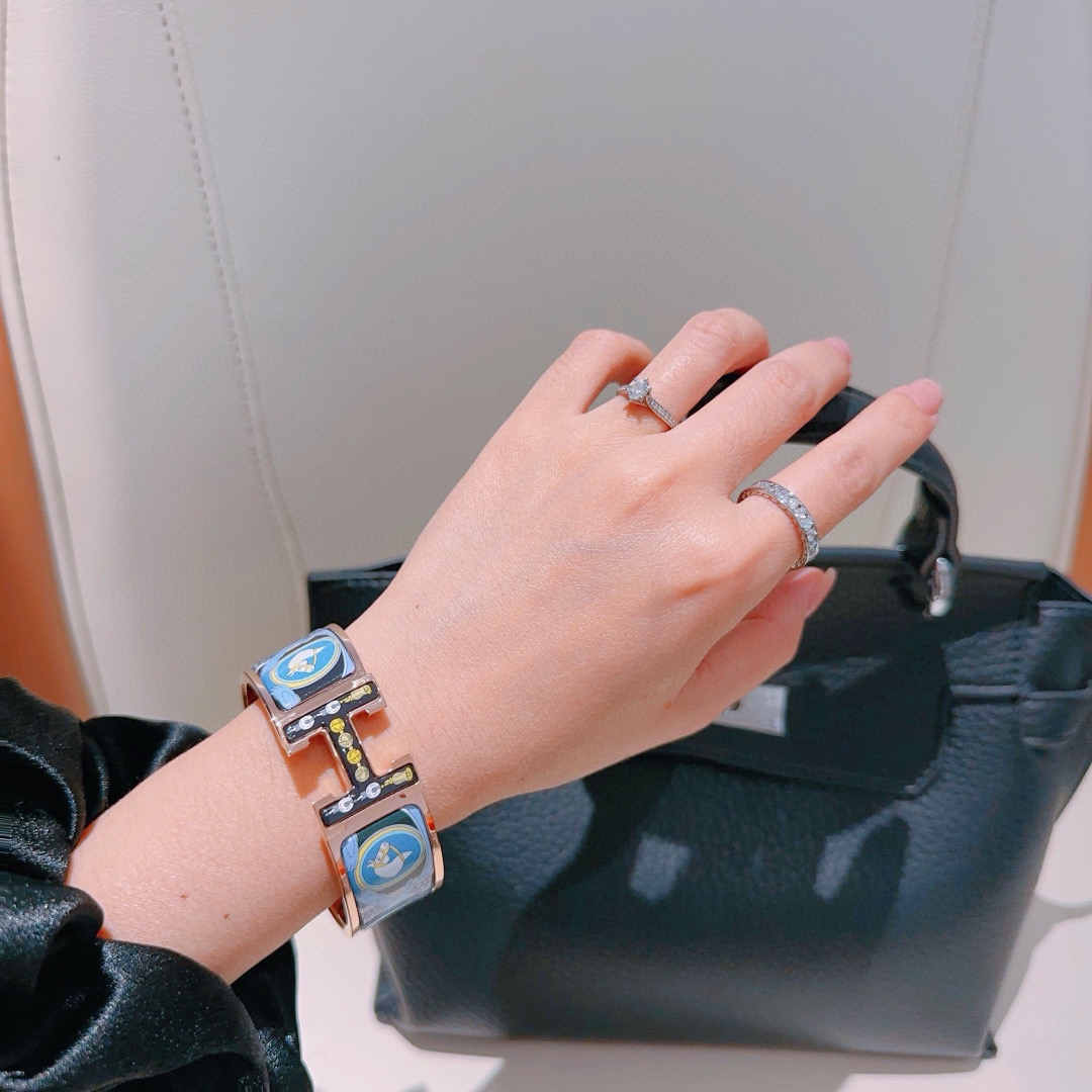 エルメス ブランドの象徴的なブレスレット