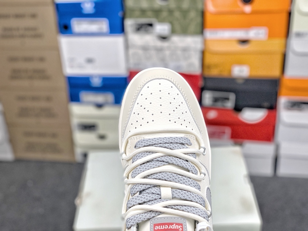 「コラボモデル」Supreme x Nike SB Dunk Low スニーカー