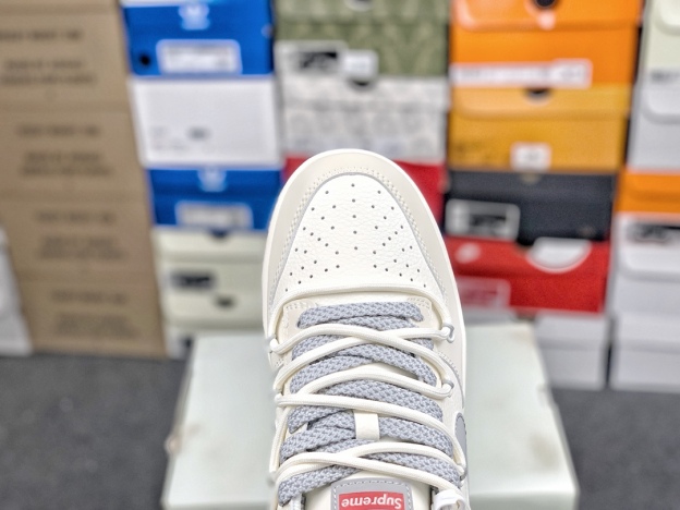 「コラボモデル」Supreme x Nike SB Dunk Low スニーカー