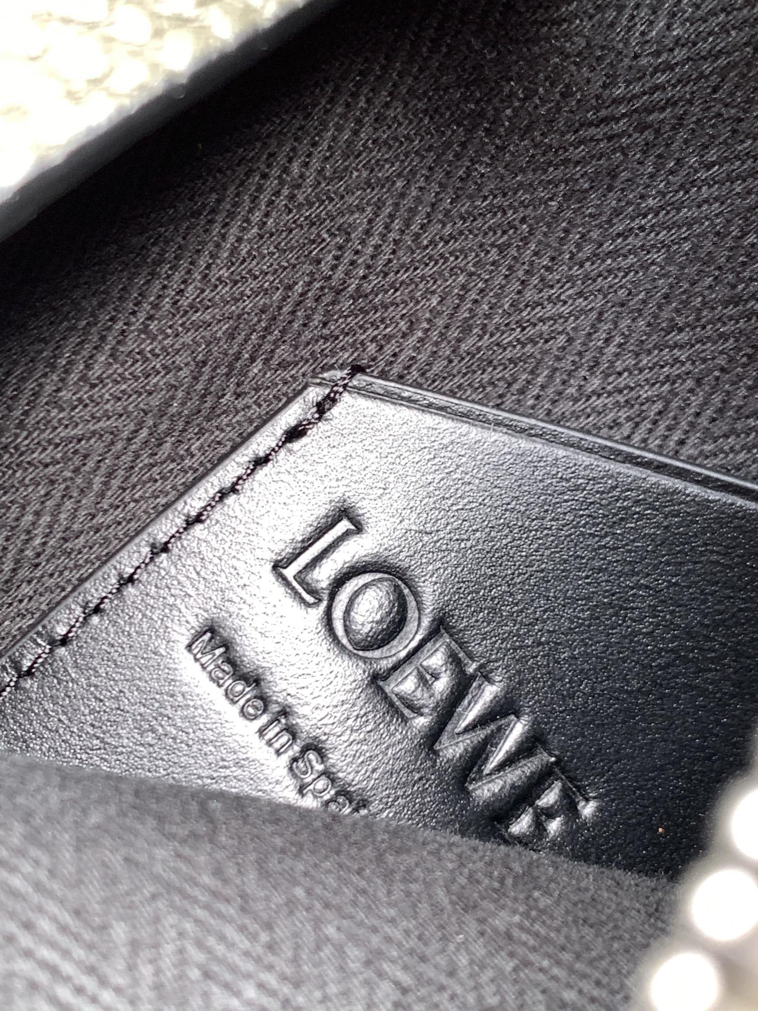 ロエベ「Loewe」ショルダーバッグ｜伝統と革新が出会うプレミアムレザー