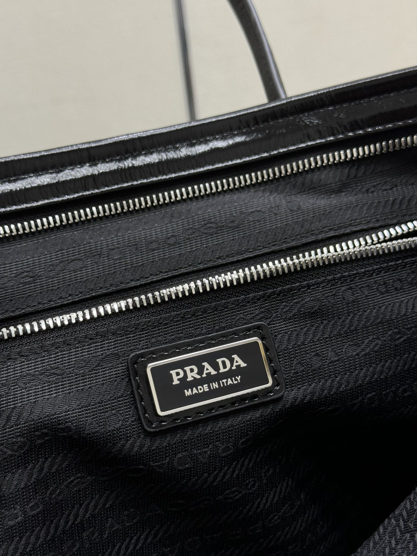 プラダ「Prada」レザートートバッグ
