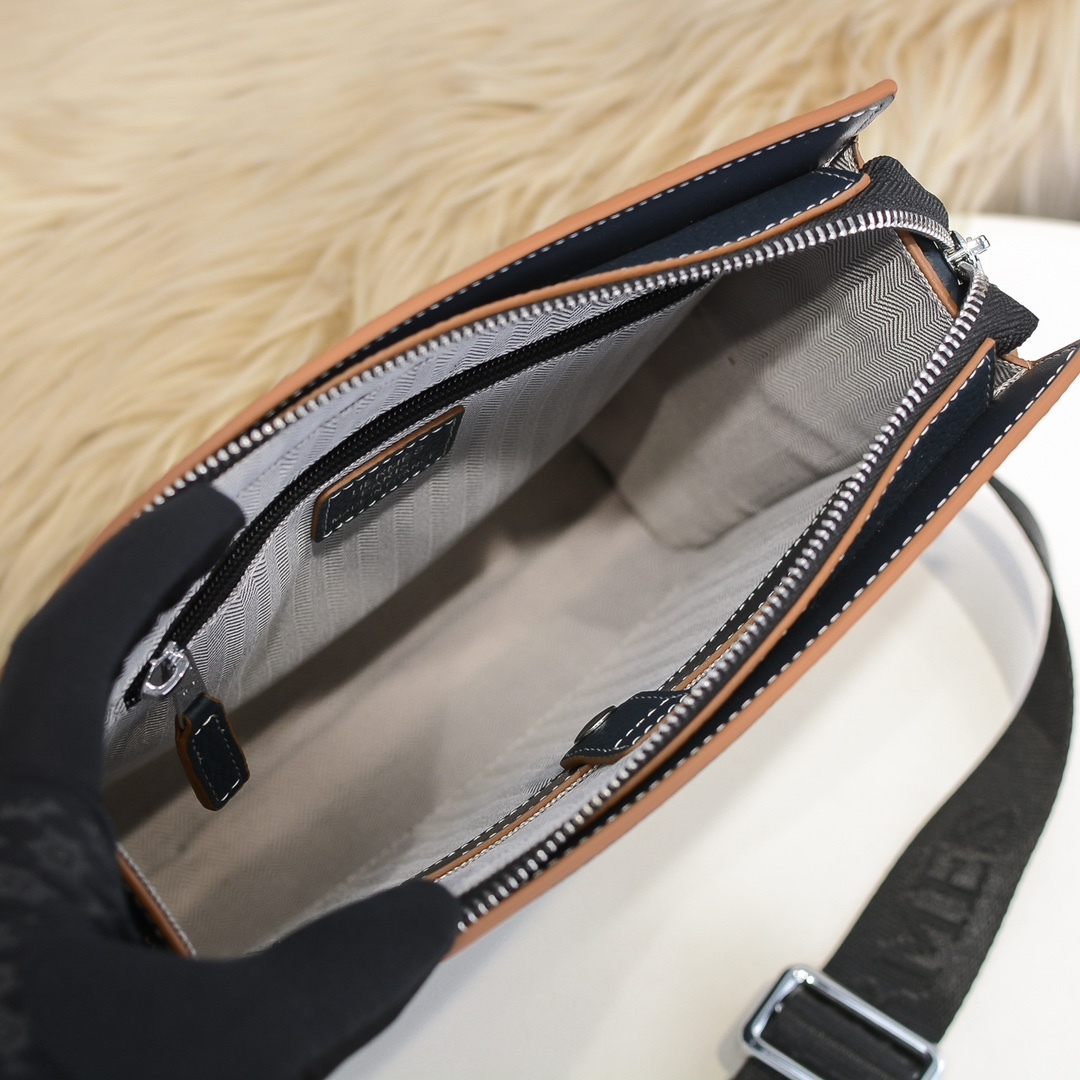エルメス メンズ Tプレート 縦型クロスボディバッグ「T Buckle Bag」