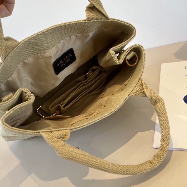 プラダ「Prada」サマーエッセンシャル キャンバス トートバッグ